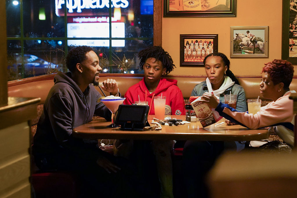 Dimetrious Woods, Dimetrion Woods, Brooklyn Cobbins, and Angela Scott have dinner